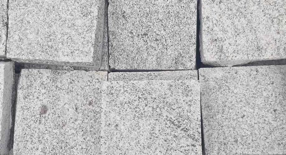 Grey-cobble