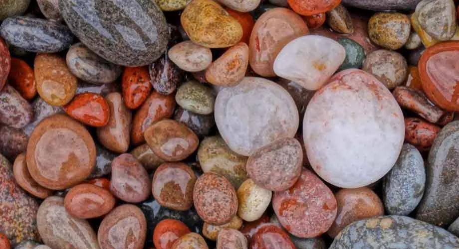 Wet-pebble